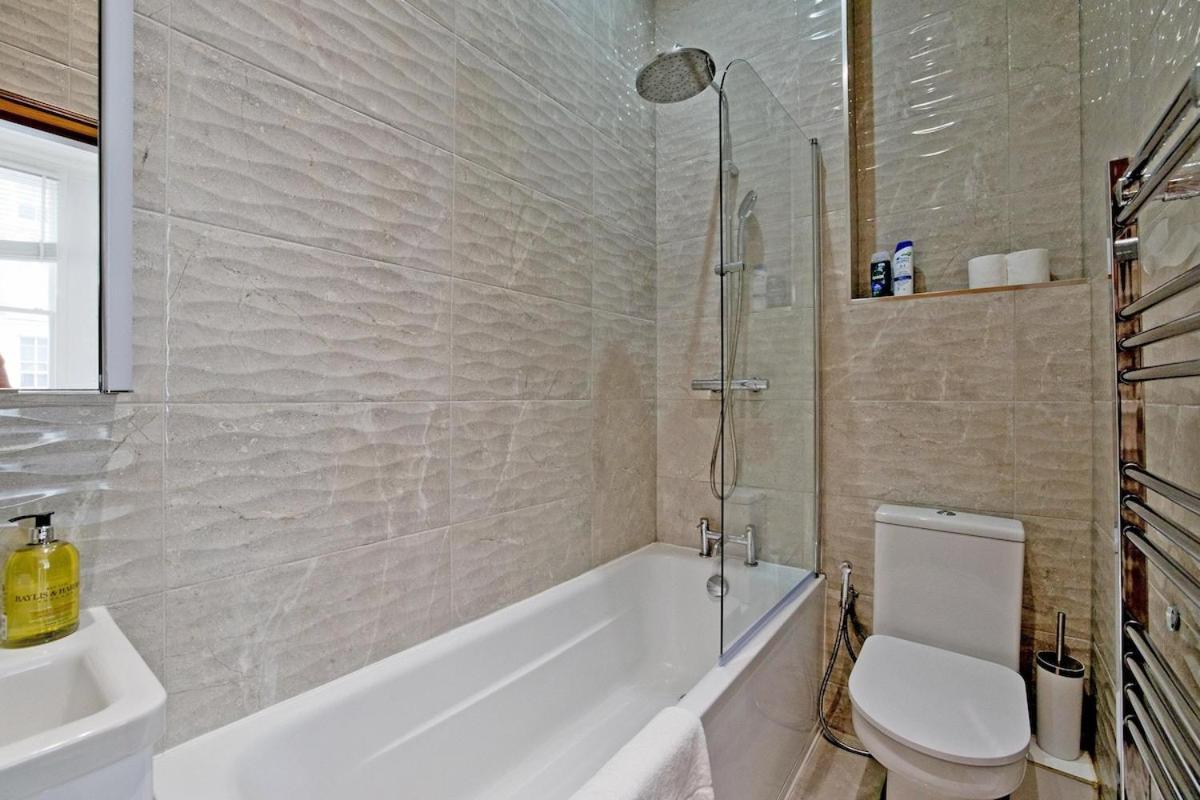 Charming 2-bed Holland Prk Rd Appartamento *