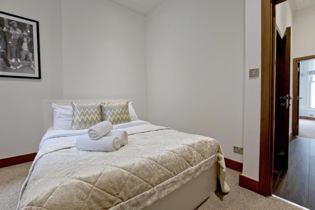Charming 2-bed Holland Prk Rd Londra