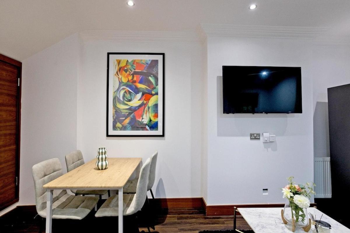 Charming 2-bed Holland Prk Rd Londra