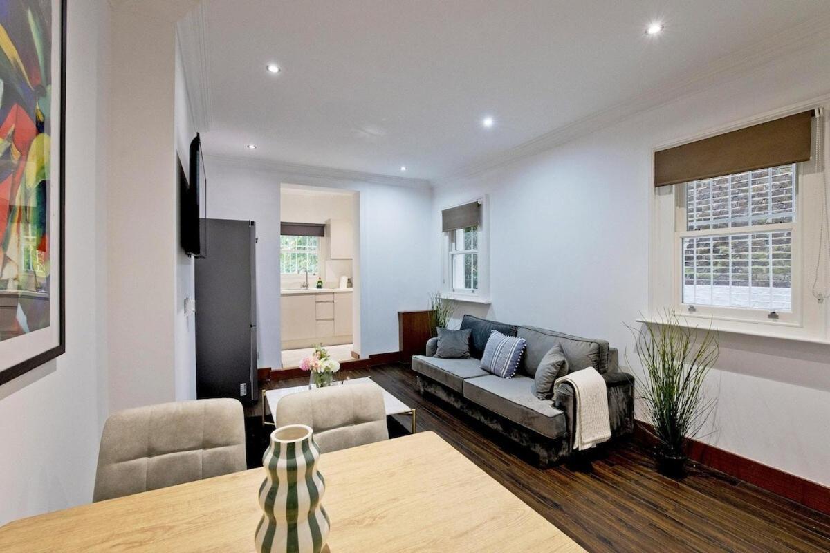Charming 2-bed Holland Prk Rd Appartamento
